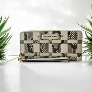 🖤🔹️Michael Kors 🔹️snakeskin Travel Zip Around embossed Large Wallet/ Wristlet